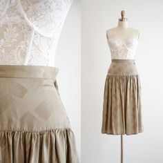 A taupe silk jacquard skirt, with a wide brush stroke pattern. It has a fitted drop waist and side closure. ☛   m e a s u r e m e n t s   ☚ Best for: XS Waist: 25 Drop waist: 34 Hips: free Length: 31 ☛   d e t a i l s   ☚ Era: 1980s Material: silk Condition: excellent ☛   v i s i t   t h e   s h o p   ☚ https://etsy.me/2Nd23kg ☛   instagram ┇ poppycockvintage ☛   facebook ┇ poppycockvintage Skirt Pattern Free, Brush Strokes Pattern, Drop Waist Skirt, Jacquard Skirt, 80s Vintage, Silk Skirt, Knee Length Skirt, Skirt Pattern, Drop Waist