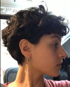 Pixie Cut Ondulado, Lesbian Haircut, Buzzed Hair, Summer Haircuts, Haircuts For Wavy Hair, Short Choppy Hair, Curly Hair Inspiration