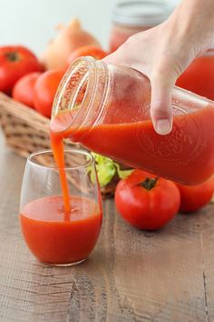 Homemade Tomato Vegetable Juice is so richrefreshing and has tons of flavorYou can customize the flavor by adding your vegetables of choice. Jus Tomat, Jeruk Bali, Jus Lemon, Freezing Tomatoes, Sistem Pencernaan, Cold Press Juicer, Juicer Machine, Summer Tomato, Tomato Vegetable