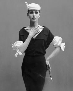 A sleeve, a sleeve, my kingdom for a sleeve! When will designers revive the sleeve as a statement? Ladies Suits, Vogue Vintage, Glamour Vintage, Cristóbal Balenciaga, Look Retro, Black And White Photograph, Fashion 1950s, Richard Avedon