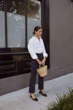 Classic White T Shirt Outfit, Black Jeans Outfit Office, Black Jeans And Black Shirt Outfit, Cool Tone Outfits Style, White Shirt And Black Jeans Outfit, Black Jeans White Shirt Outfit, White Shirt Outfit Winter, Black Jeans And White Shirt, White Shirts Outfits