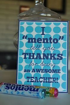 there is a candy bar on the table with a sign that says i memoo tell you thanks for being an awesome teacher