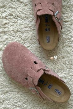 Birkenstock Boston’s, Pink Boston Clogs Outfit, Pink Boston Clogs, Pink Birkenstock Clogs Outfit, Pink Boston Birkenstocks Outfits, Pink Birkenstock Clogs, Birkenstock Clogs Aesthetic, Pink Boston Birkenstocks, Pink Clogs Outfit