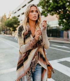 pretty cozy fall outfit cardigan striped with tassel fringe on asymmetric hem Moda Hippie, Striped Shawl, Fall Cardigan, Shawl Sweater, Pullover Mode, Plaid Coat, Looks Chic, Cardigan Fashion, Striped Cardigan