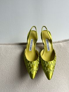 Vine green vintage Manolos   #manoloblahnik #pinterest #vintageheels #vintagedesigner #vintagemanolos #carriebradshawstyle Vintage Manolo Blahnik Heels, Wedding Manolo Blahnik, Perfect Objects, Manolo Blahnik Green, 2025 Style, Carrie Bradshaw Style, Heels Aesthetic