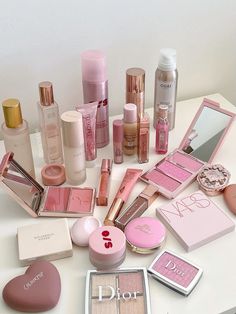 Brands needs to release more pink setting sprays so I can at least add it to my collection 🤣🙈 Also finally found my mecca cosmetica blotting paper case. Been looking for it for ages and now I can bring it with me to travel with 😍 Makeup Aesthetic, Winter Makeup, Top Makeup Products, Dior Makeup, Elegant Makeup