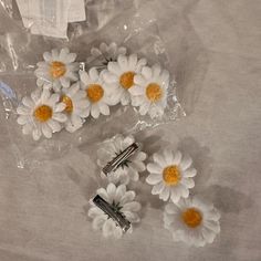 White Daisy Flower Hair Clips Brand New Never Used. Perfect Hair Accessory, Great For Flower Girl Daisy Clips In Hair, Fake Flower Hair Clips, Daisy Hair Accessories, Morp Dress, White Flowers In Hair, Cute Hair Accessories Aesthetic, Cute Hairclips, Hair Decoration Accessories, Lana Concert