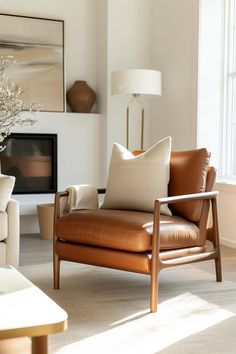 Leather accent chair in a modern living room Neutral Living Room Decor, Leather Couches Living Room, Modern Living Room Ideas, Brown Leather Chairs, Living Room Decor Neutral, Chair Options