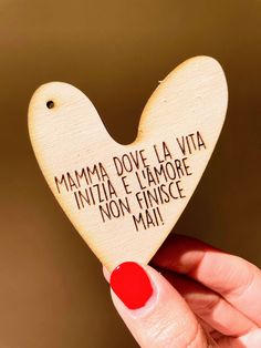 a wooden heart with the words mama dove la vita written on it in spanish and english