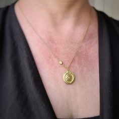 A hand fabricated 'coin' in 18k gold, with an organic fossil-like image which is sawed-out. It feels almost like it's been dug out of a treasure chest. The coin is set with 5 white diamond accents. A beautiful necklace for everyday, alone or layered with other necklaces! It comes with a 50 cm gold chain with a handcrafted clasp and a little diamond-set globule. Diameter of pendant: about 17.5 mm Length of necklace: 50 cm If you'd like a different length, please contact me. THIS NECKLACE IS READY Raw Diamond Necklace, Gold Disc Necklace, Gold Circle Necklace, Gold Coin Necklace, Coin Pendant Necklace, Gold Medallion, Necklace Diamond, Gold Circle, Gold Diamond Necklace