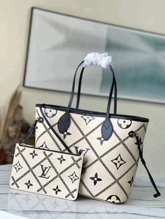 Size: 31 x 28 x 14 cm Worldwide Free Shipping through FedEx or DHL. Includes Shipping bags, dust bag sleeper, care manual, booklet, tag. Vuitton Bag, Lv Bag, Cute Bag, Business Ideas, Satchel Bags, Louis Vuitton Neverfull