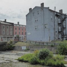 an old building sitting next to a river