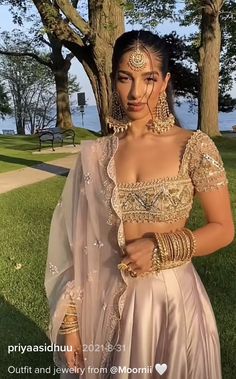 Lehenga Accessories, Off White Lehenga Designs, Saree Prom Dress, Day Wedding Lehenga, Prom Lengha, Formal Lehenga, Sari Wedding Guest, White And Gold Lehenga, Wedding Guest Lengha