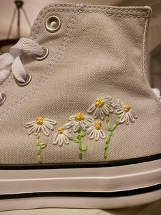 Converse Embroidery Flowers, Embroider Converse, Embroidered Shoes Diy, Embroidery Shoes Diy, Summer Aesthetic Fashion, Diy Converse, Converse Ideas, Embroidery Converse