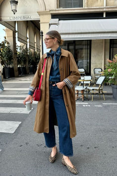 @elodieromy styles a denim look with the Sézane Clyde Trench, pairing it with leopard Matilda ballerinas and a red handbag. Perfect for a stylish fall day. Check out our latest arrivals at sezane.com or via the app. Fall Outfits Curvy Women, Shein Fall Outfits, Fashion Competition, Fashion Trend Forecast, Effortlessly Chic Outfits, Layered Fashion, Red Handbag, Eclectic Fashion, Dark Khaki