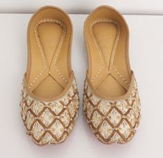 * Bridal wedding gold flat shoes with embroidered work as shown above. * comfortable in wear. * Perfect for every occasion. * best in quality. * Handmade by me. Please chose your size from the below chat. If you are not sure about your size, please let us know.We ll help you out. Sizes: - US 4.5 - EU 34 - 22.5 cms - US 5 - EU 35- 23cms - US 6 - EU 36- 23.5 cms - US 7- EU 37- 24 cms - US 7.5- EU 38- 24.5 cms - US 8.5- EU 39- 25 cms - US 9- EU 40- 25.5 cms - US 10- EU 41- 26 cms - US 11- EU 42- 26 Punjabi Shoes, Gold Flat Shoes, Floral Flat Shoes, Gold Shoes Flats, Gold Ballet Flats, Bridal Women, Bridal Wedding Shoes, Floral Flats, Wedding Gold