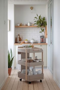 Compact Kitchen Design Tips for Small Spaces Kitchen Design Tips, Compact Kitchen Design, Space Saving Kitchen, Kitchen Solutions