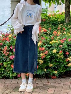 Long Denim Skirt Outfits, Skirt Outfits For Women, Fashion Dresses For Women, Rok Outfit, Simple Style Outfits, Long Skirt Outfits, Denim Skirt Outfits, Long Denim Skirt