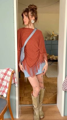 Nanda Schwarz Christmas Boho Outfits, Boho Hipster Outfits, Warm Boho Outfits, Thanksgiving Outfit Inspiration, Fall Bohemian Outfits, Nanda Schwarz Outfit, Tights Under Shorts Outfits, Thanksgiving Outfit Comfy, Boho Chic Winter Outfits