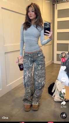 Camo pants street style adidas sambas denim Uggs Outfits, Outfit With Uggs, Estilo Indie, Skandinavian Fashion, Chique Outfits, Uggs Outfit, Looks Party, Outfit Inspo Casual, Mia 3