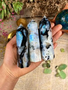 Crystal Wands, Crystal Vibes, Stone Ornaments, Crystal Aesthetic, Pretty Rocks, Cool Rocks, Crystal Healing Stones, Minerals And Gemstones, Rocks And Gems