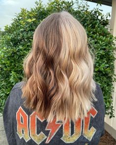 Brown Blonde Dyed Hair, Hair Color Inspiration Split Dye, Natural Hair Split Dye, Light Brown Blonde Split Dye, Dark Blonde Split Dye, Brown And Blonde Hair Half Split, Split Dye Hair Blonde And Brown