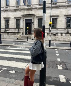 Red Boots Outfit, Pleated Mini Skirt Outfit, Pleated Skirt Outfit, Nyc Outfits, Tennis Skirt Outfit, White Tennis Skirt, Preppy Summer Outfits, London Outfit, Miniskirt Outfits