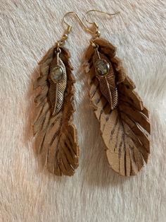 Cute little feathers of leather and a bronze feather with stone Bohemian Brown Feather Jewelry, Jewelry Earrings Hoops, Feathers, Hoop Earrings, Accessory Gift, Jewelry Earrings, Electronic Accessories, Purses And Bags, Music Clothes