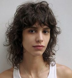 Grunge Haircut, Mica Arganaraz, Wolf Cut Hair, Tomboy Hairstyles, Curly Hair Photos, Fall Hair Cuts, Short Curly Haircuts, Short Curly Styles, Wolf Cut