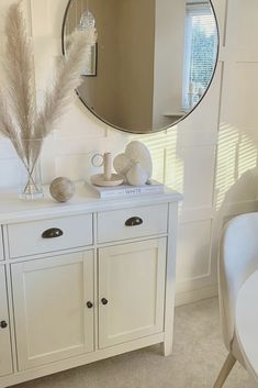 White sideboard in dining rom Beige Bedroom Ideas Aesthetic, Neutral Dressing Room, Classy Aesthetic Bedroom, Classy Bedroom Aesthetic, Classy Room Aesthetic, Beige Room Aesthetic, Beige Aesthetic Room, Uni Room Aesthetic, Beige And Gold Bedroom