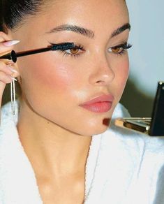 Madison Beer Makeup, Estilo Madison Beer, Madison Beer Style, Laser Eye, Winter Makeup