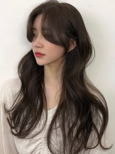 long loose waves with side bangs Side Bangs With Long Hair, Wispy Side Bangs, Ulzzang Hair, Long Side Bangs, Korean Short Hair, Hair Stylies, Long Hair With Bangs, Penteado Cabelo Curto