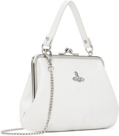 Vivienne Westwood.White Granny Frame Bag.Grained faux-leather top handle bag in white..· Detachable carry handle.· Detachable curb chain crossbody strap.· Logo hardware at face.· Kiss-lock closure.· Zip pocket at interior.· Twill lining.· Silver-tone hardware.· H6' x W8.5' x D3'.Supplier color: White.58% recycled polyurethane, 42% polyurethane..Made in China..241314F046012 Granny Frame Purse Vivienne Westwood, White Vivienne Westwood Bag, Vivienne Westwood Granny Frame Purse, Vivienne Westwood Bags Aesthetic, Vivienne Westwood Messenger Bag, Vivienne Westwood Bag, Vivienne Westwood Bags, Faux Leather Top, Frame Bag