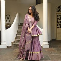 Poses In Garara, Lawn Dress Design 2023, Eid Dress Design, Summer Dress Design, Lawn Dress Design, Gold Suit, Flowy Maxi Skirts, Traditional Indian Dress, Casual Indian Fashion