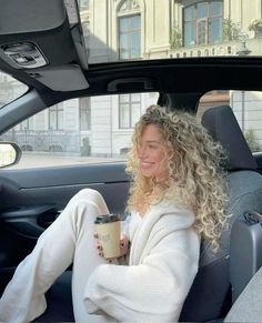 Neutral Blonde Curly Hair, Curly Hair Elegant Outfit, Big Curls Blonde Hair, Curly Blond Hairstyles, Medium Blonde Curly Hair, Old Money Curly Hair, Blond Hair Outfit, Blonde Curly Short Hair, Natural Blonde Curly Hair