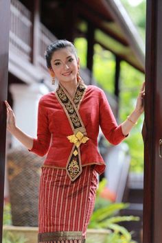 New Shirt Style. LAOS TEXTILE. BEAUTIFUL! Laos Clothing, Thai Fashion, Hmong Clothes, Thai Clothes, Thai Traditional Dress, Myanmar Traditional Dress, Myanmar Dress Design, Thai Dress, Batik Dress