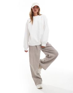 Hoodies & Sweatshirts by Bershka Your airport uniform Plain design Crew neck Drop shoulders Oversized fit Oversized White Sweatshirt, Winter Party Dress, Dress Bra, Long Sleeve Floral Dress, Sweaters And Leggings, Plain Design, Satin Slip Dress, Maxi Dress Trend, Petite Maternity