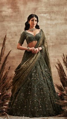 Mendhi Outfit, Lehenga Green, I Want Her, Reception Lehenga, Taking A Picture, Traditional Blouse Designs, Indian Bridal Lehenga, Green Lehenga, Trendy Blouse