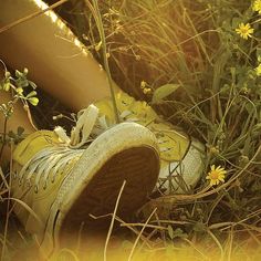 Yellow Converse, Hufflepuff Aesthetic, Spring Pictures, Foto Tips, Mia 3, Yellow Shoes, Yellow Aesthetic, Spring Inspiration, Mellow Yellow