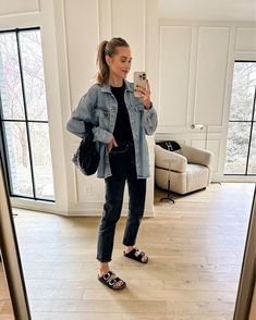 Oversized Shacket Outfit, Oversized Jean Jacket Outfit, White Jean Jacket Outfits, Oversized Jacket Outfit, Shacket Outfit Women, Shirt Jacket Outfit, Oversized Denim Jacket Outfit, Black Tshirt Outfit, Denim Shirt Outfit