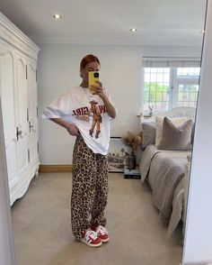 streetwear, streetwear fashion, cute outfit inspo, adidas sneakers, cute outfit idea, leopard print pants, simple outfit idea Outfit Campus, Looks Adidas, Printed Pants Outfits, Girls Fashion Tops, Nashville Outfit, Campus Outfit, Latina Outfits, Leopard Jeans, Look Jean