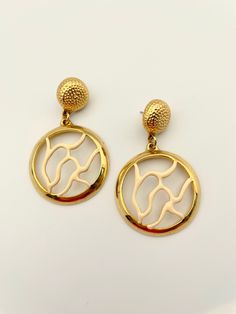 Gorgeous vintage polished gold earrings with coral branches in ivory enamel. Excellent vintage condition. 2.25" drop. post back. Please Note: All of these items are vintage. They have been pre-loved and are not in pristine condition. I try to take photos of any areas of concern. Please ask for more photos if you have any concerns about the condition of a piece. Returns will only be accepted if there is damage in shipping.