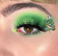 Christmas Tree Makeup Ideas, Christmas Tree Eyeliner, Christmas Graphic Liner, Simple Christmas Eyeshadow Looks, Christmas Eyeliner Looks, Creative Christmas Makeup Ideas, Christmas Eye Looks, Green Christmas Makeup