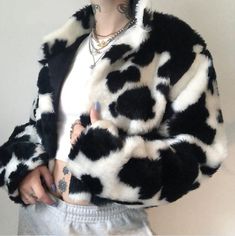 Crop Top Styles, White Faux Fur Jacket, Cropped Faux Fur Coat, Streetwear Coat, Cropped Coat, Estilo Punk, White Faux Fur, Cow Pattern, Print Jacket