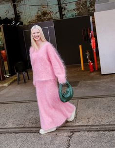 Australian Fashion Week 2023, Winter Outfits Unique, Unique Fall Outfits, Knitting Inspiration Fashion, Pink Monochromatic Outfit, Knitted Street Style, Pink Street Style, Pink Winter Outfit, Fuzzy Sweater Outfit