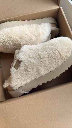 Fluffy Shoes, Cozy Shoes, Trendy Shoes Sneakers, Pretty Shoes Sneakers, Shoes Outfit Fashion, Fresh Shoes, Cute Sneakers, Fancy Shoes, Hype Shoes