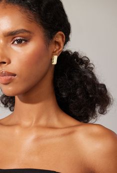 Put the spotlight on you with the Supermodel Earrings. A bold yet lightweight earring that's sure to steal the show. 14kt Gold or Sterling Silver Plated Lightweight 0.8" x 0.5" Modern Oblong Single Earring Jewelry, Gold Oblong Huggie Earrings For Everyday, 14k Gold Oblong Earrings As Gift, 14k Gold Oblong Earrings For Gift, Classic Oblong Jewelry With Polished Finish, Yellow Gold Oblong Earrings, Yellow Gold Oblong Earrings For Everyday, Everyday Gold Oblong Jewelry, Classic Gold Plated Rectangular Earrings