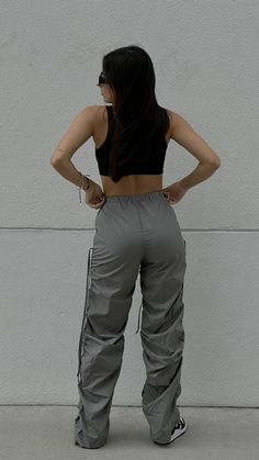 Street Style Cargo Pants, Street Style Cargo, Cargo Pants Grey, Pants Street Style, Grey Cargo Pants, Eid Outfit, Style Cargo Pants, Style Cargo, Minimal Style