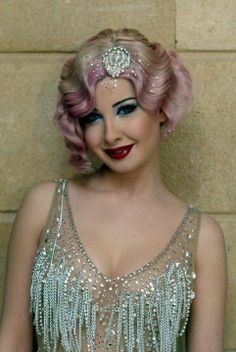 Show girl, meets 1920's flapper gal. Tons of glitz and glam. #Blonde #hair #pink Nancy Ajram, Flapper Girl, Flapper Style, Glitz And Glam