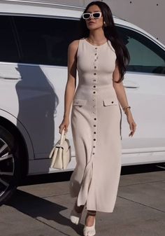 Maxi Dress With Sweater, Dress With Sweater Over It, Classic Timeless Style, High Waist Maxi Dress, Stylish Midi Dress, Stylish Maxi Dress, Fitted Maxi Dress, Elegant Midi Dresses, Sleeveless Outfit